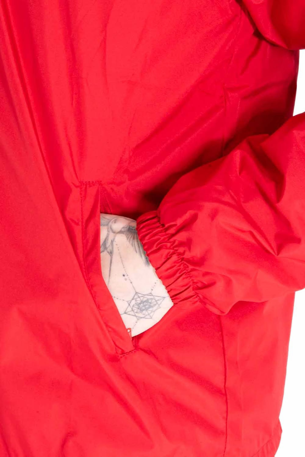 Kırmızı Yağmurluk - Görsel 5